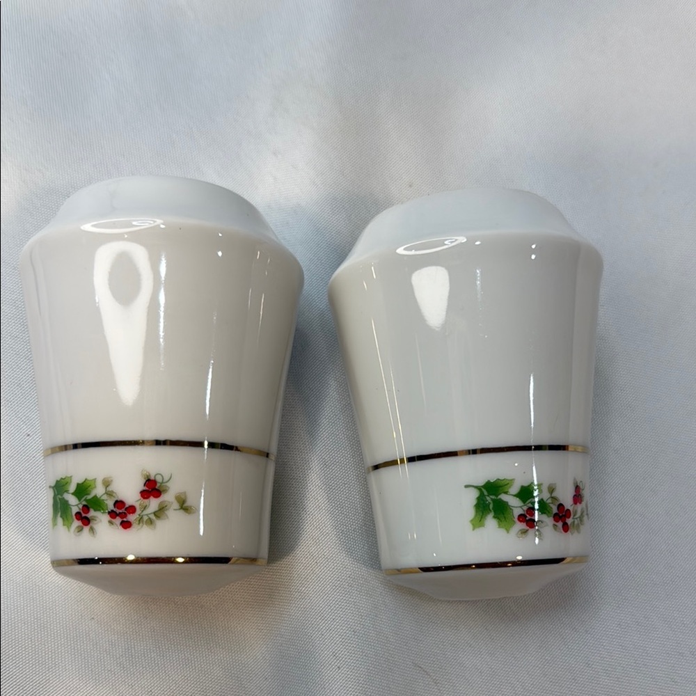 Vintage Lefton, Holly Berry Garden Salt and Pepper Shakers, White with Gold Trim - Picture 4 of 7